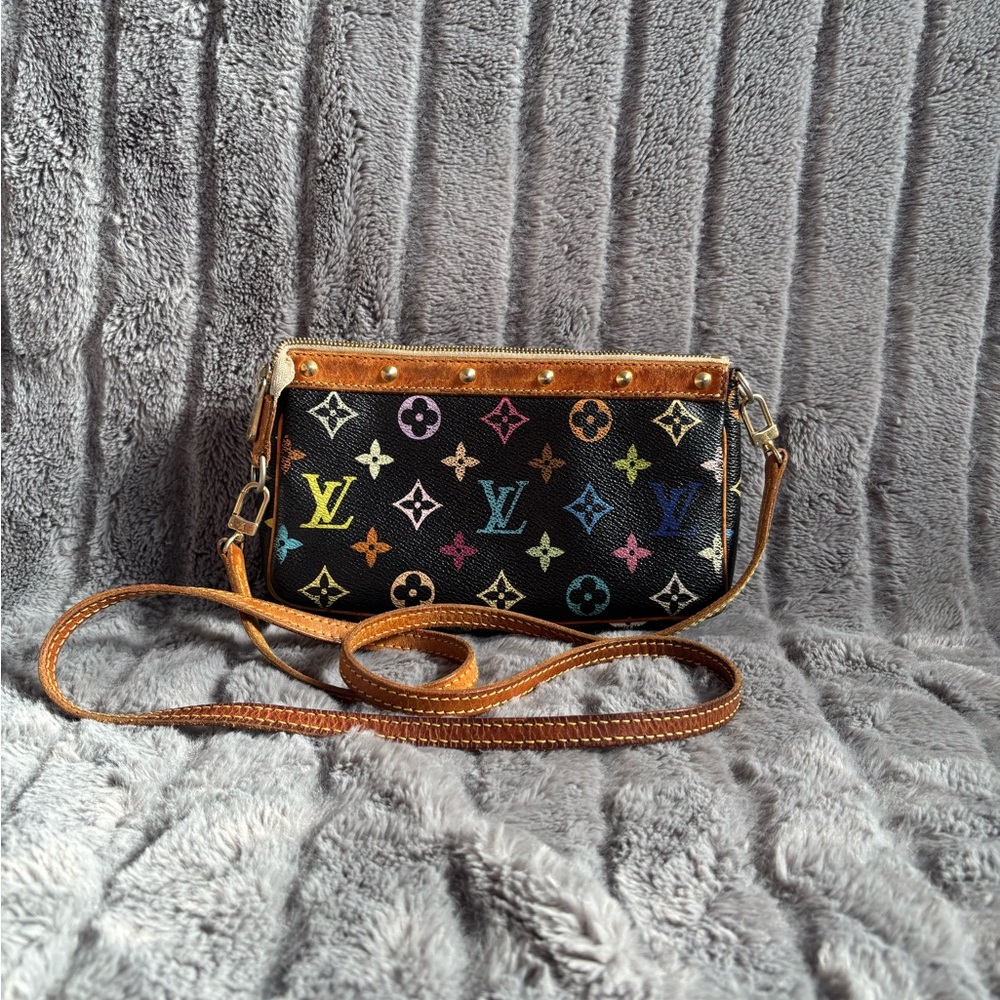Sold in IG

Louis Vuitton Black Multicolor Clutch